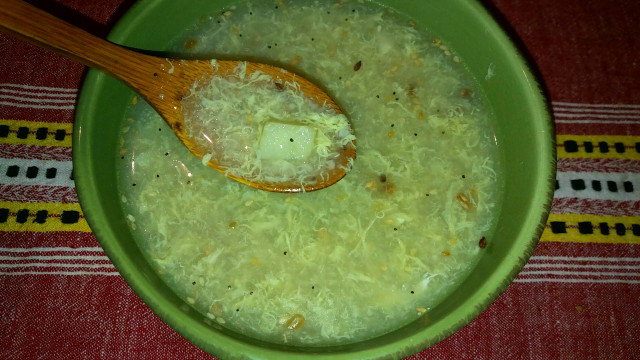Яйчена супа с киноа и ечемик