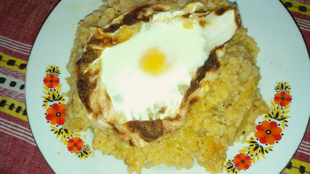Ориз със зеле и печени яйца на фурна