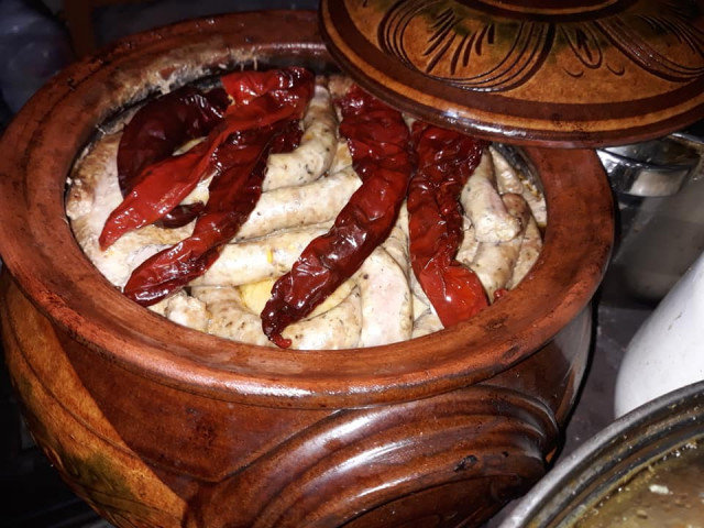 Капама със сарми, наденички, свинско и пилешко месо