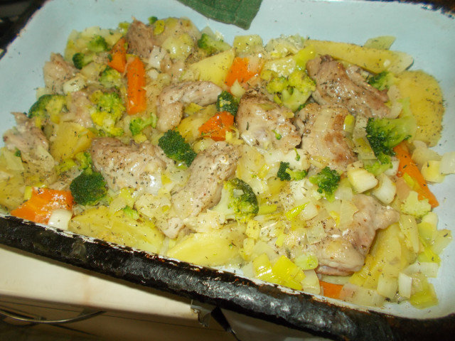 Свинско със зеленчуци и уникален сос