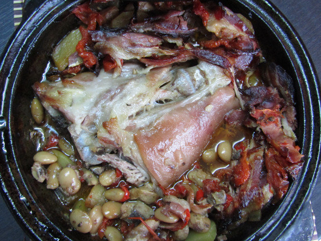 Свински джолан с кожа с бекон и зеленчуци в гювеч
