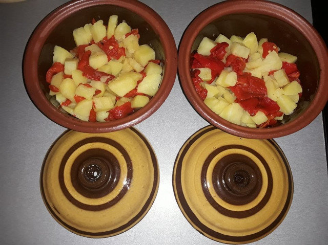 Гювечета с картофи, чушки и домати