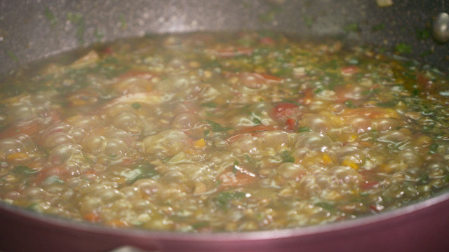 Супа от леща с наденички