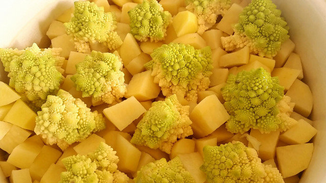 Вегетариански обяд с броколи и картофи на пара