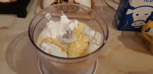 Бананов шейк със сметана, крема сирене и сладолед