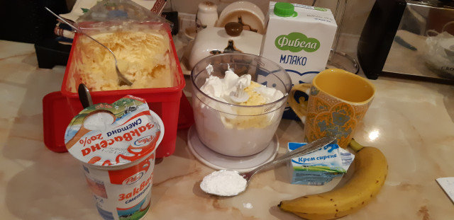Бананов шейк със сметана, крема сирене и сладолед