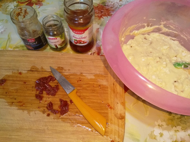 Солени мъфини с каперси, сушени домати и горчица