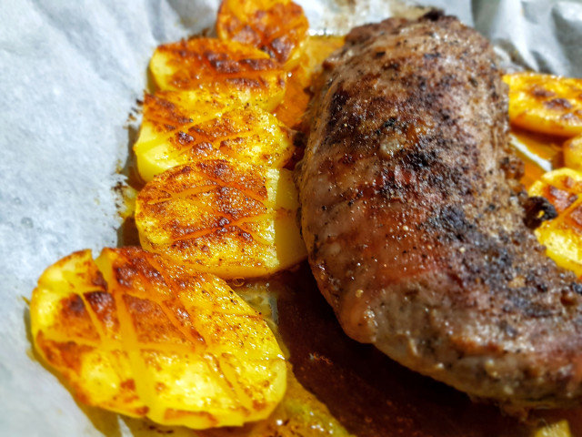Мариновано свинско бонфиле на фурна с картофи