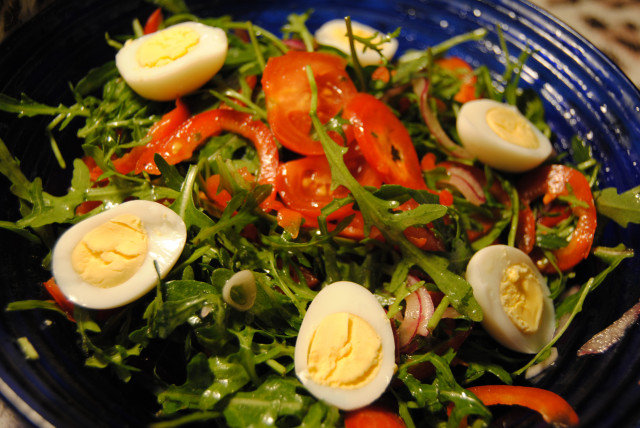 Диетична салата с рукола, чери домати и пъдпъдъчи яйца
