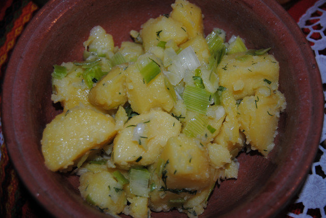 Зимна топла картофена салата с праз