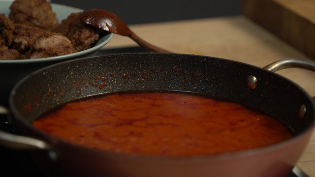 Кюфтенца с доматен сос и пармезан