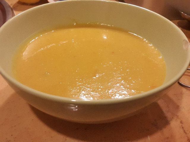 Крем супа от червена леща и куркума