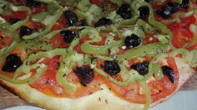 Нахутена пица с чушка и маслини