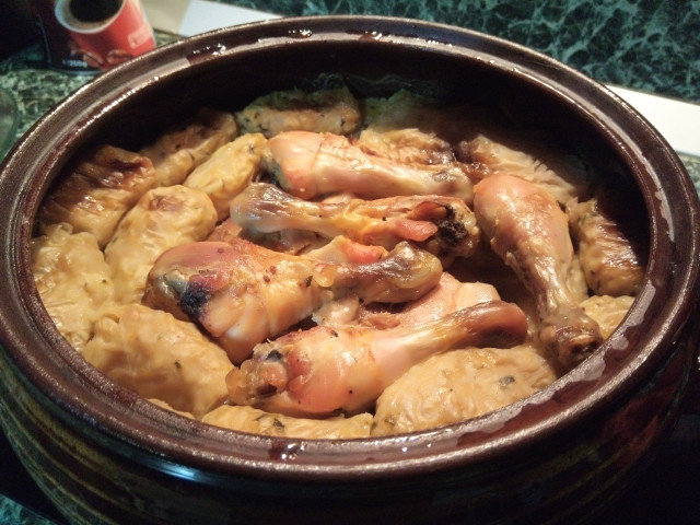 Зелеви сарми в глинен съд с пилешко и свинско