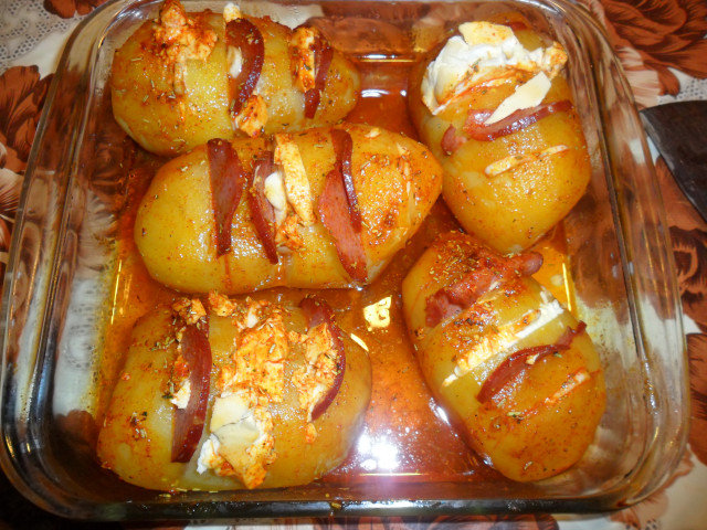 Разкошни картофи с топено сирене