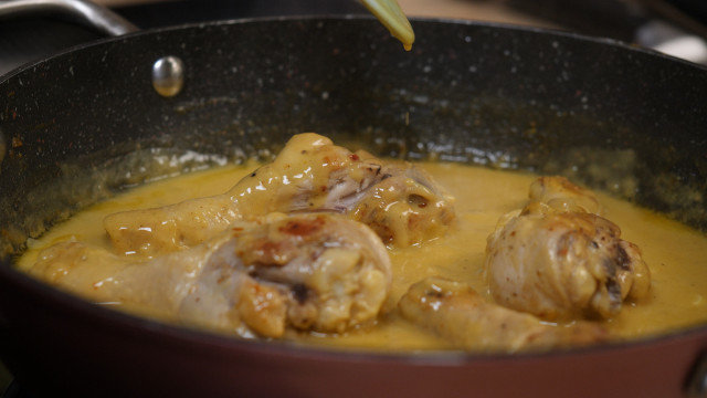 Пилешки бутчета в къри сос с джинджифилов ориз
