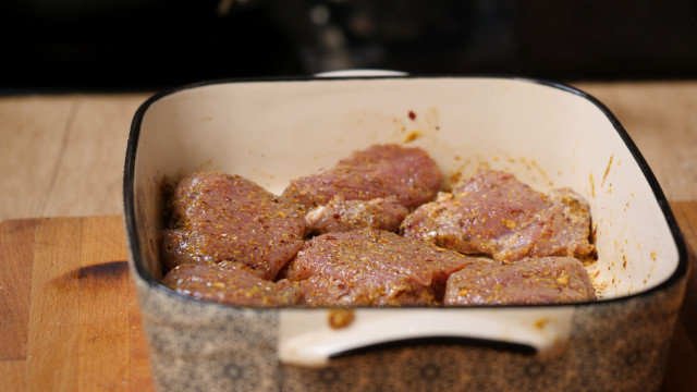 Свинско бонфиле с карамелено-винен сос и морковено пюре