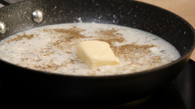 Броколи на фурна със сос от синьо сирене
