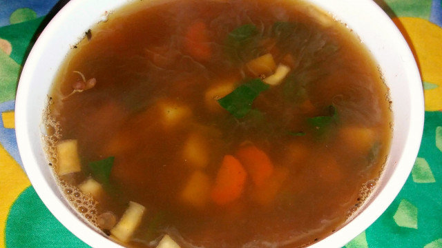 Зеленчукова супа с кълнове от леща