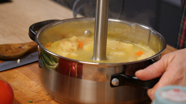Супа от целина и картофи с пикантни крутони