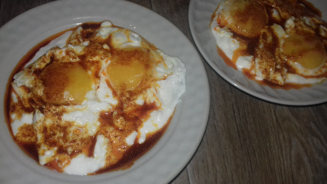 Пържени яйца върху кисело мляко и сирене