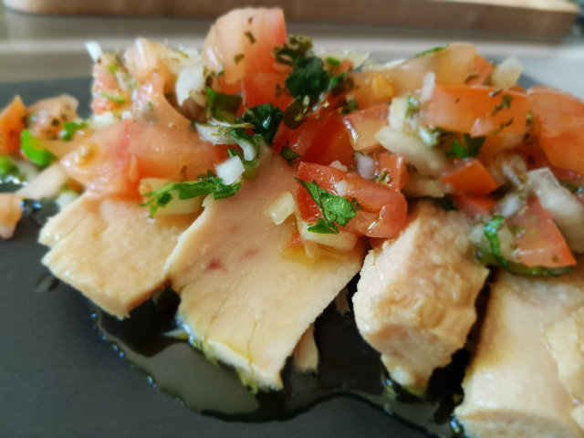 Риба тон с домати, чесън и подправки