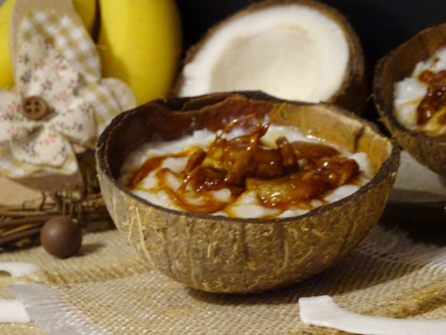 Оризов пудинг с кокосово мляко и карамелизирани банани