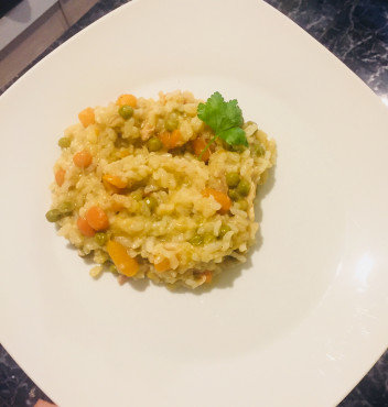 Ориз със зеленчуци на уок тиган