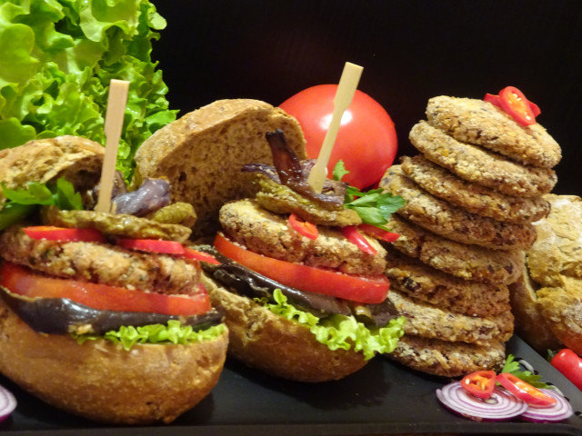 Вегетариански сандвичи с фалафел и гриловани зеленчуци