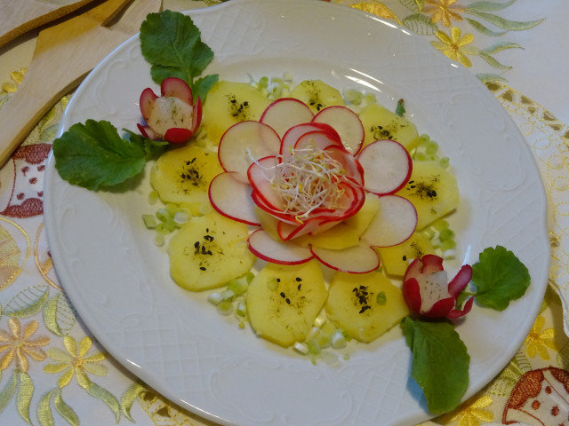 Диетична салата от мариновани репички и сварени картофи