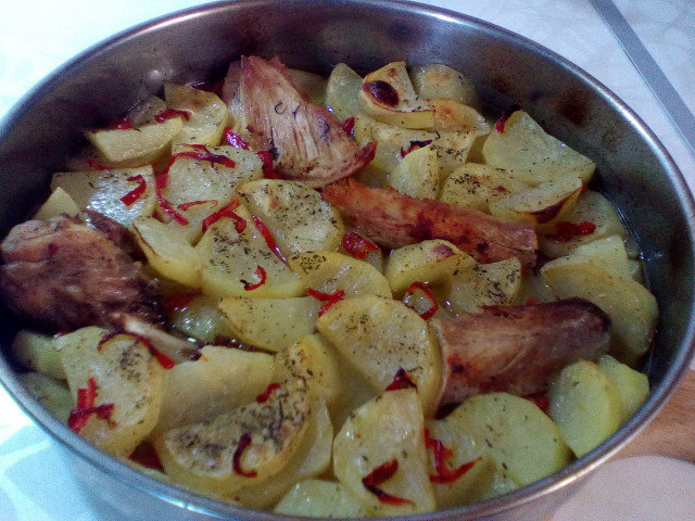 Картофи с патешки бульон и месо