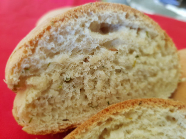 Хлебчета със див лук и маслини