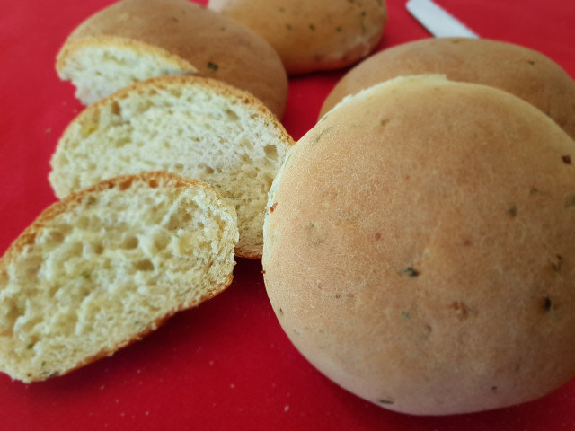 Хлебчета със див лук и маслини