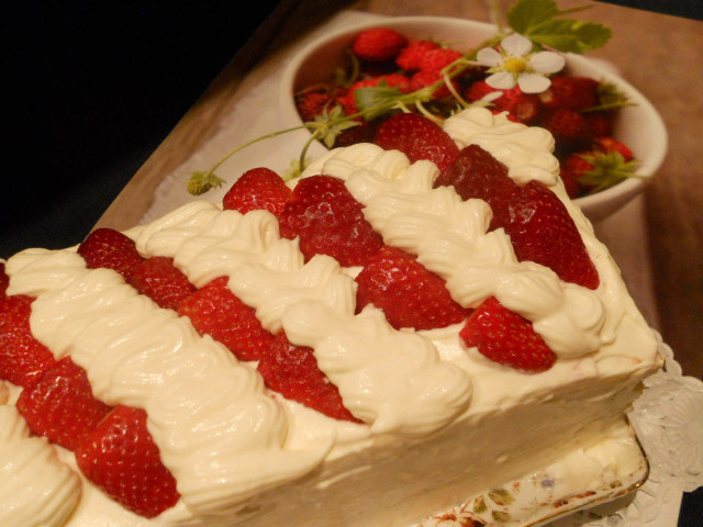 Пандишпанова торта с ягоди