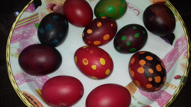 Великденски яйца с точки от свещ