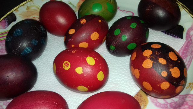 Великденски яйца с точки от свещ