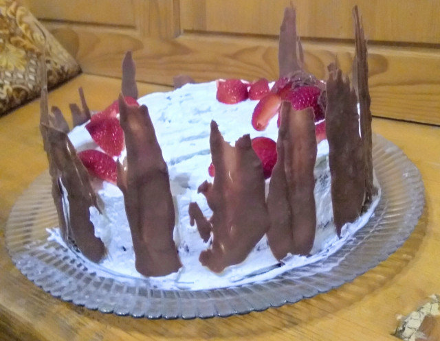 Ягодова торта с какао, шоколад и сметана