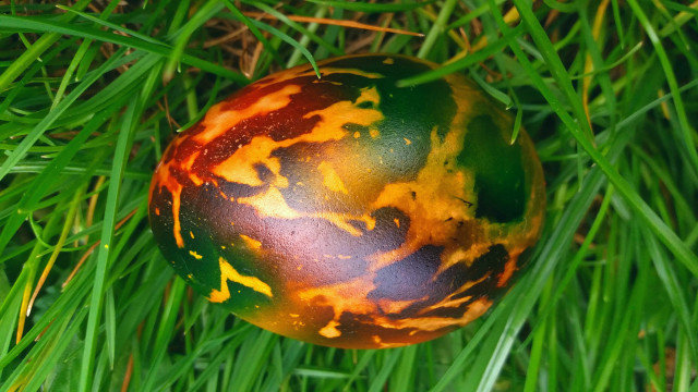 Пъстро нашарени великденски яйца с памук