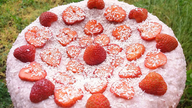 Кокосова торта с ягоди и сметана