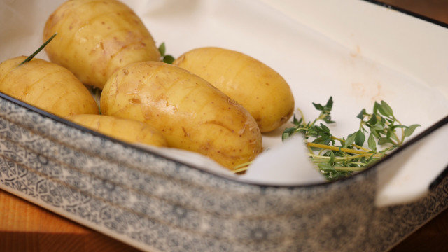 Глазирани свински ребърца и печени картофи