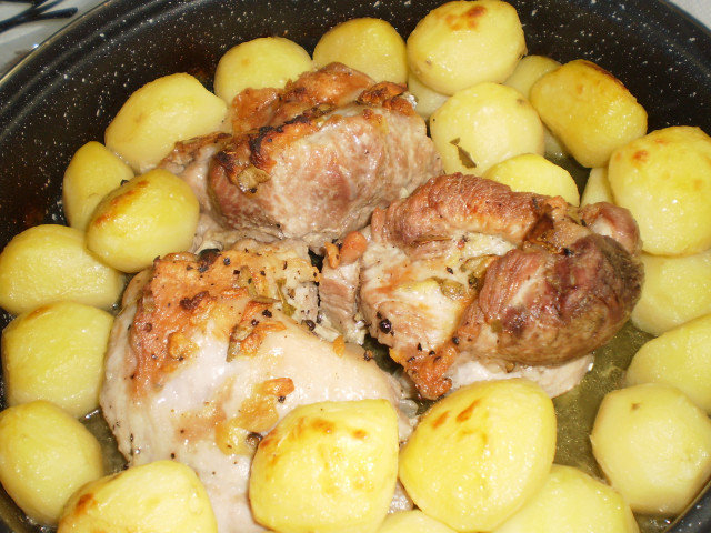 Мариновано свинско месо с картофи на фурна