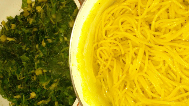 Златни пържени спагети с манголд и  тученица