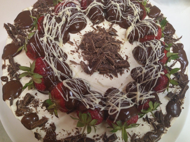 Торта с бял, черен шоколад и ягоди