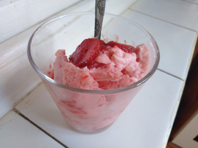 Сладолед с парченца ягоди