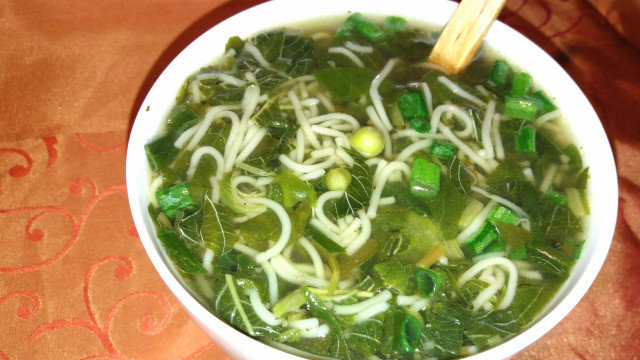Зелена диетична супа с щир, манголд и тученица