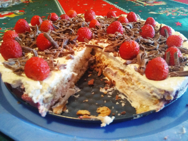 Бисквитена торта с крем маскарпоне и ягоди