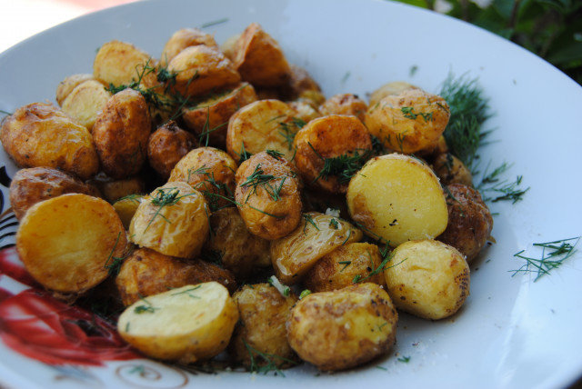 Печени пресни картофи по селски на фурна