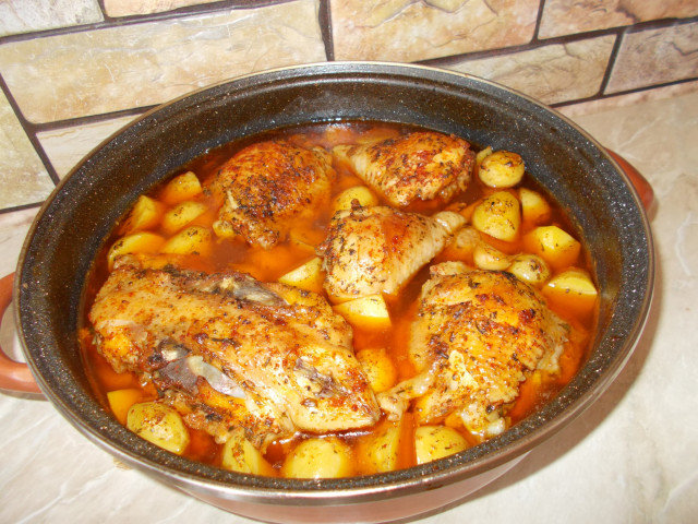 Пилешко печено с пресни картофки и чесън