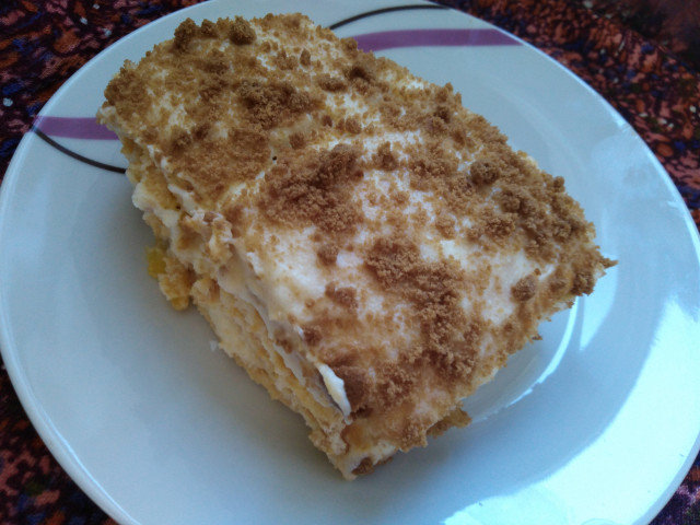 Бисквитена торта с пухкав крем