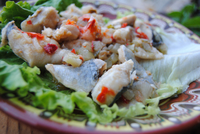 Рибна салата с филе от скумрия